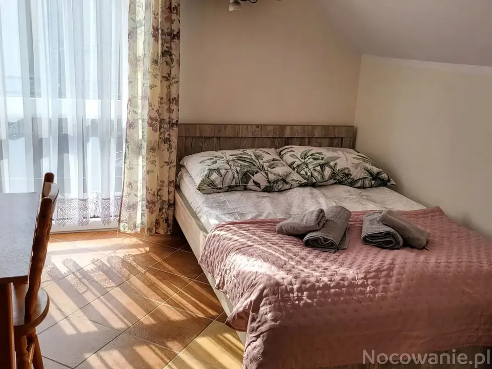 Przytulny pokój 2-osobowy na poddaszu z łóżkiem i balkonem w Willi Muszelka w Dębkach