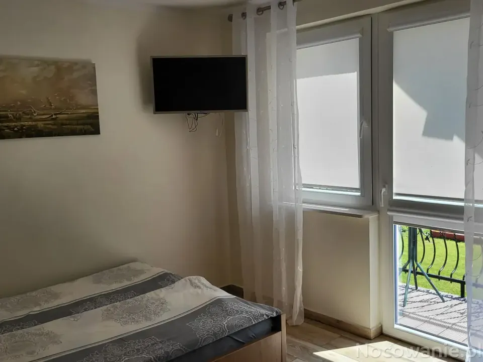 Jasny pokój 4-osobowy z telewizorem i widokiem na ogród w Willi Muszelka Dębki